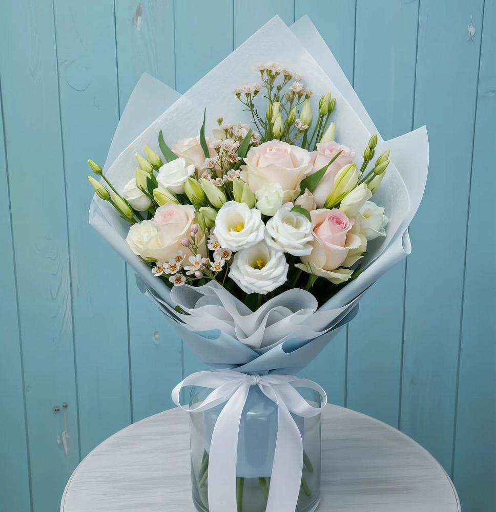 Букет цветов из: Розы и Лизиантусы в Бутурлиновке