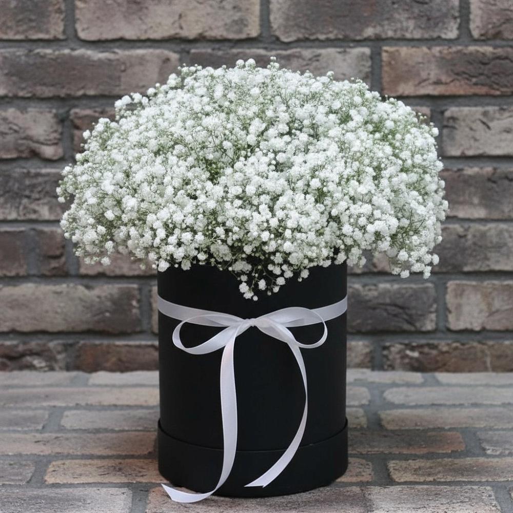 Цветочная композиция из Гипсофила в шляпной коробке в Бутурлиновке