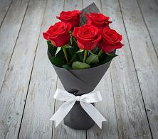 Букет 5 Красных роз Эдлесс Лав в Бутурлиновке