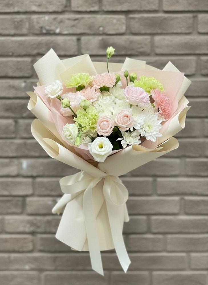 Букет цветов из: Гвоздики, Розы, Лизиантусы и Хризантемы в Бутурлиновке