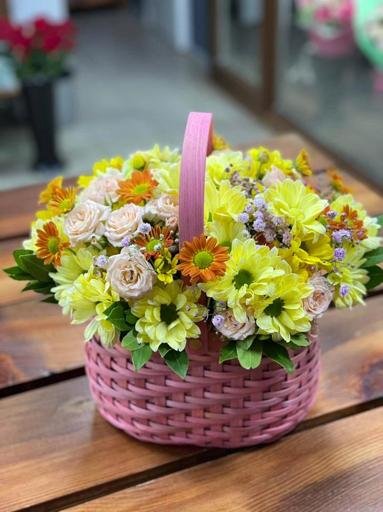 Цветочная композиция из Хризантемы и Розы в корзине в Бутурлиновке