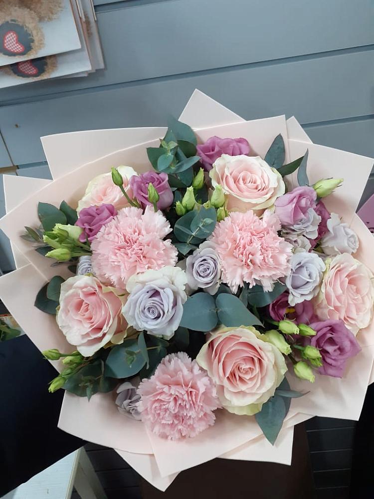 Букет цветов из: Розы, Гвоздики и Лизиантусы в Бутурлиновке